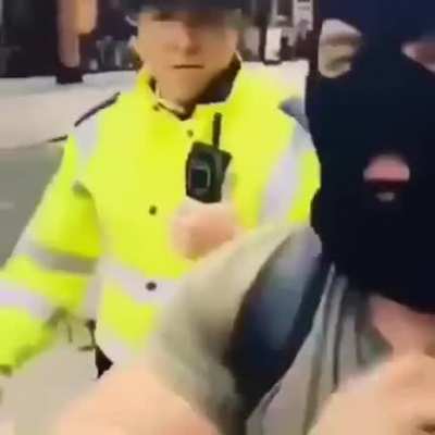 Офицер, где находится ближайший банк?
