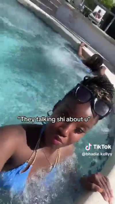 Kelly&rsquo;s wet ass