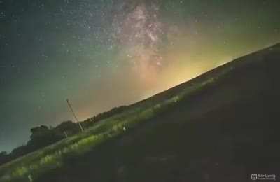 La ROTATION DE LA TERRE visible dans cette vid&eacute;o de l'astrophotographe Aryeh Nirenberg alignant la cam&eacute;ra sur l'&eacute;toile polaire. Une photo toutes les 12 secondes pendant 3 heures.