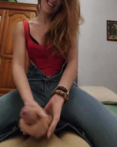My boyfriend loves handjobs so I always film a handjob with my bulls