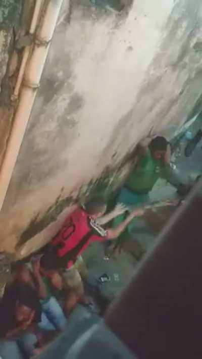 Policía de Brasil gentilmente pone alcohol en gel a los que salen a la calle