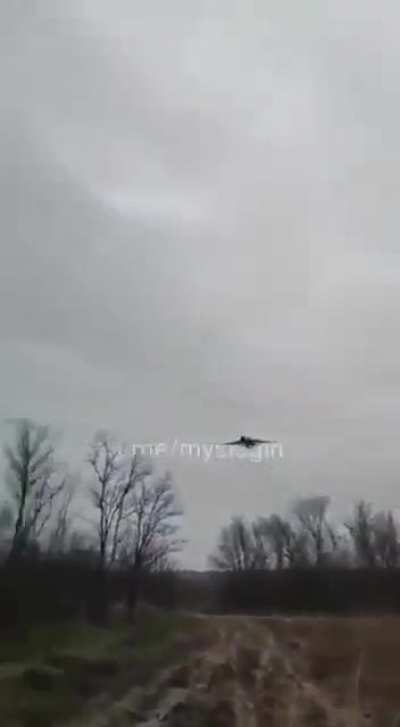 Ukrainian Su-25 flying extremely low towards the eastern front