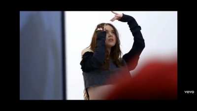 Hailee Steinfeld's belly and underboob 