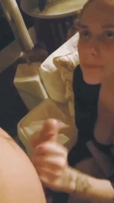 minha amiga (ja explanei ela antes...) linda e gostosa com os peit&otilde;es pulando pra fora mamando o pau do MEU BOY! E ai, ela chupa direito?