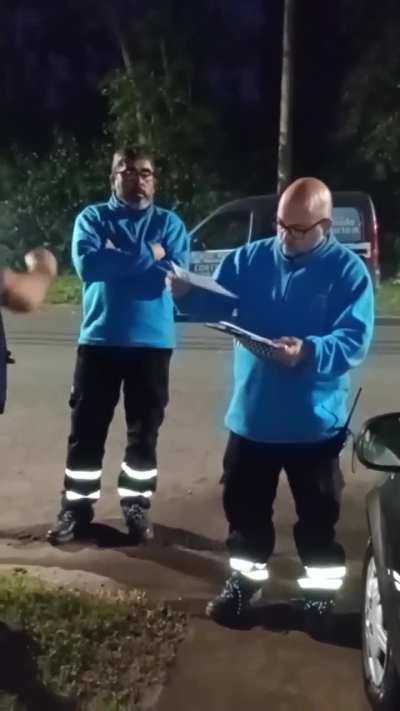 Vecino de Venado Tuerto se puso a lavar el auto en su casa y de la nada le cayeron municipales y le clavaron una multa