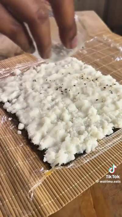 Ngl I would try this. Ugali (White Maize Flour) Sushi 🇰🇪🫱🏾&zwj;🫲🏼🇯🇵