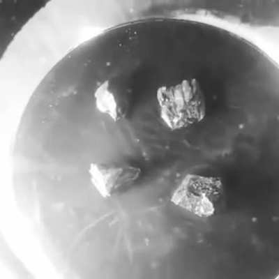 Uranium ore radiation seen in a cloud chamber