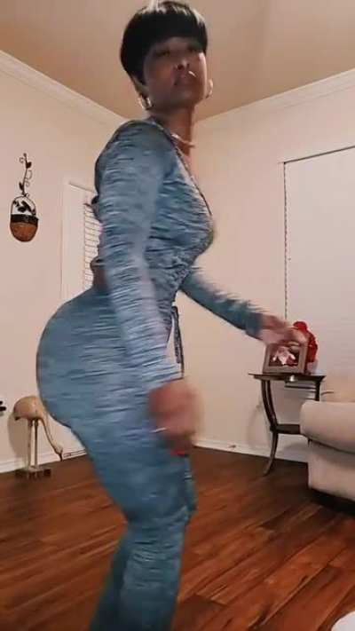 Her body is UNMATCHED 😫just wait till she turns around 🍑😍🤩🤦🏾&zwj;♂️