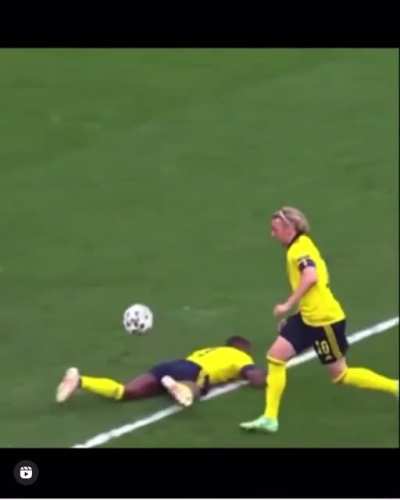 So THIS is why J&oacute;źwiak couldn&rsquo;t clear the ball