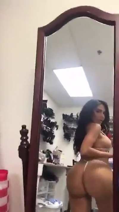 Lela shaking her ass backstage 😍
