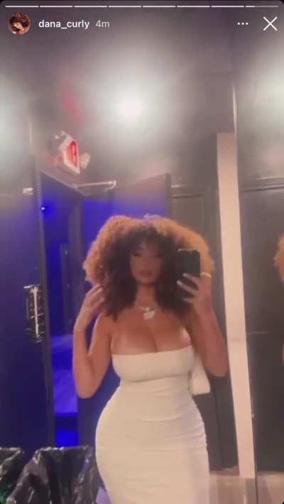 Dana and her milkers🤤