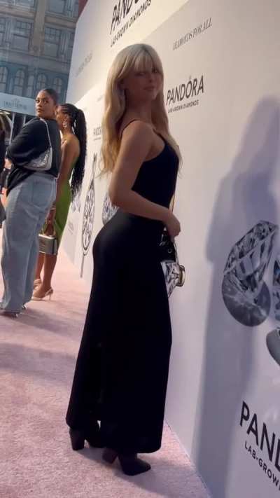 Loren showing us her perfect tight little booty 🍑🔥🤤