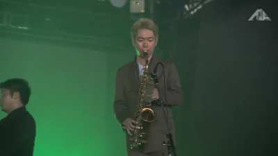 singer edges crowd