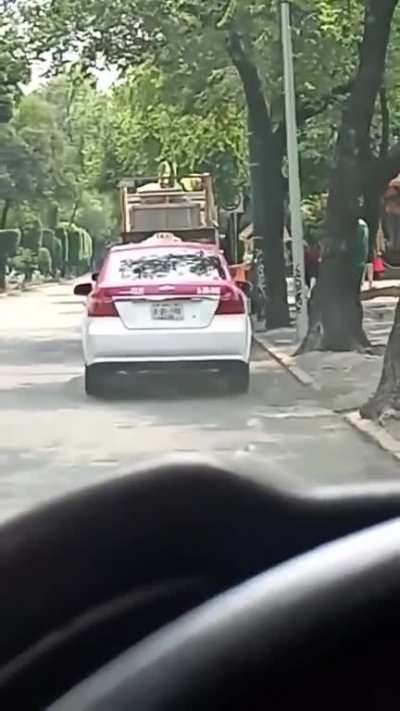 Chilango narra "pelea" entre taxistas