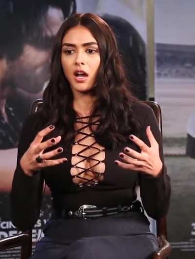 Mrunal Thakur Cleavage Video