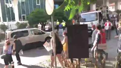Onur Y&uuml;r&uuml;y&uuml;ş&uuml;'nde ses bombası atan polise, '&Ccedil;ocuk uyuyor' diye tepki g&ouml;steren vatandaşa polisten yanıt: "Gir i&ccedil;eri. &Ccedil;ıkın alın abi, &ccedil;ıkın alın!"