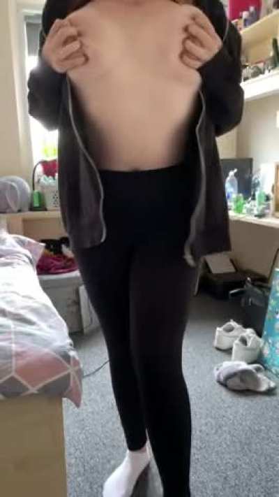 Deceptive titty drop &hearts;️ (18F)