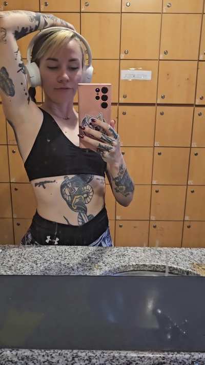 Sweaty armpits at the gym 🥵 wanna come to the bathroom with me? [F]
