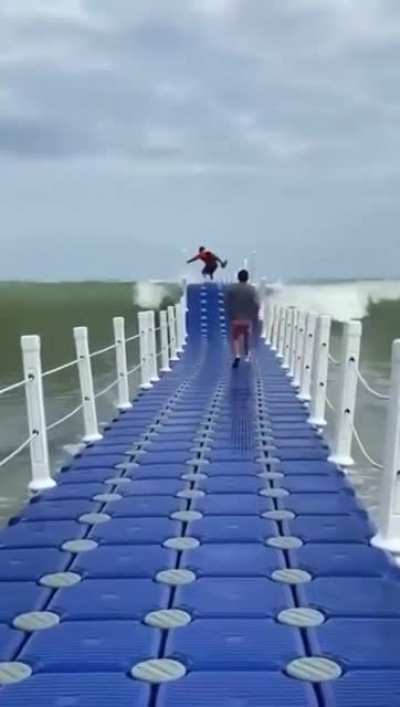 Floating platform that allows walking through waves