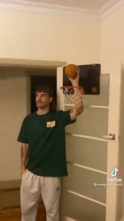 Hoopin&rsquo; &lsquo;n&rsquo; smoochin