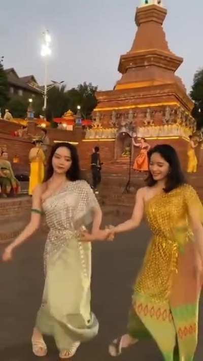 Beautiful, traditional dance by Dai Ethnic women in China!