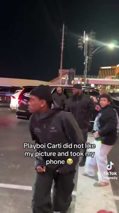 carti sent his goons to steal a trolls phone for asking him to sign an edited pictures of himself