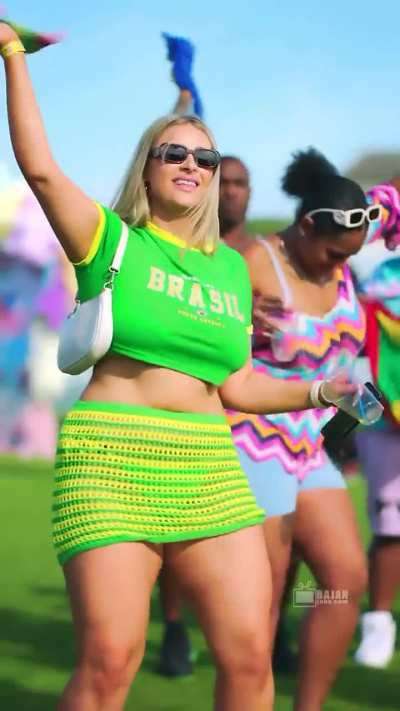 Bunda brasileira fica desobediente durante Carnaval de Trindade Tobago. 