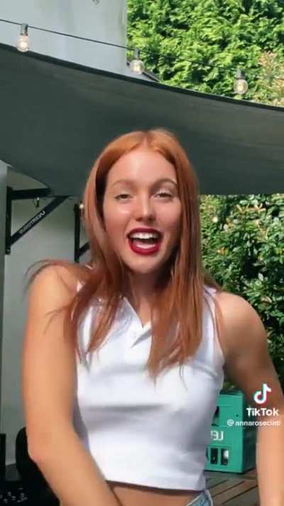 Anna ciati lingua👅+capezzoli🍐