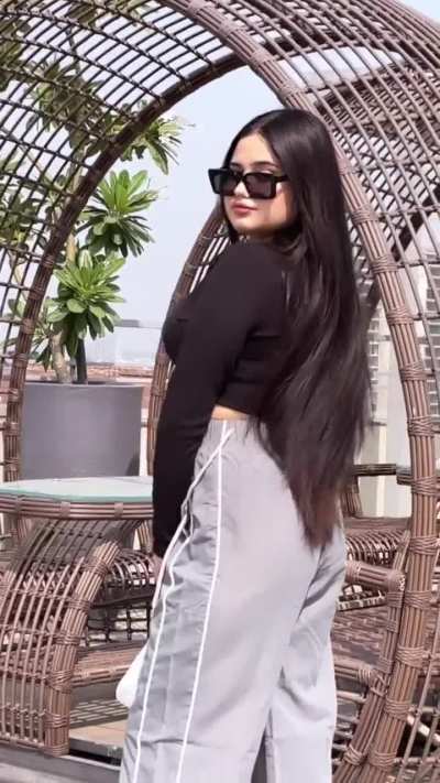 Uff those hair touching her ass and those titties