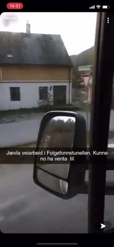 Guy is angry for missing the ferry by a couple of minutes: Satan forbanna h&aelig;lvette!