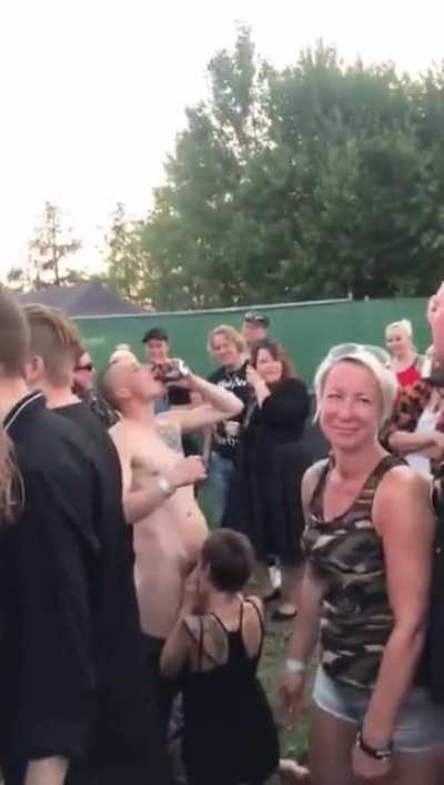This concert sucks!