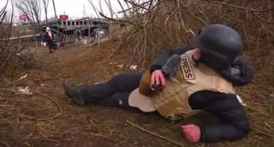 Attention to this BBC reporter telling that he is suffering a brutal attack by the Russian army ..