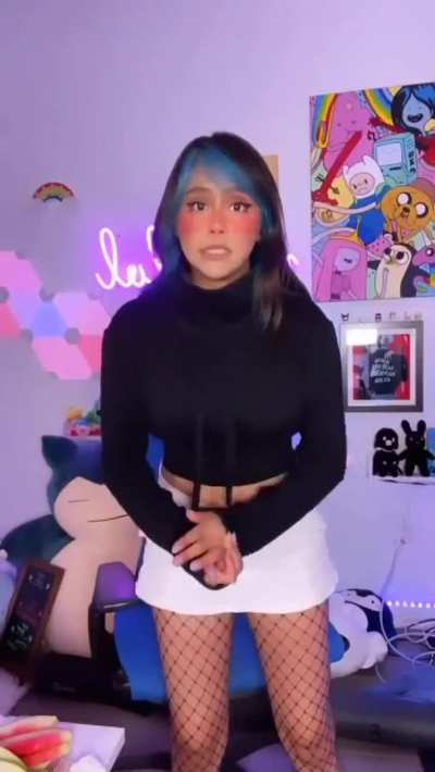 Neekolul talking about how her &ldquo;fat, juicy ass&rdquo; (her words) caused her skirt to rip 😜