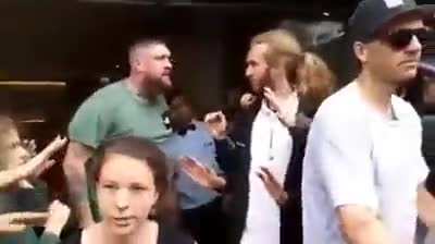 Один датский викинг против группы веганов, пытающихся блокировать макдак