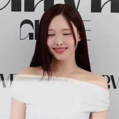 Nayeon's graceful winking!