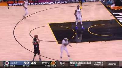 [Highlight] Devin Booker beats the 1st half buzzer with a three