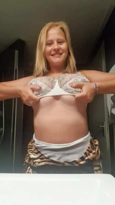 #TittyDrop Modest Tittydrop, combined with gentle bouncing. Heh