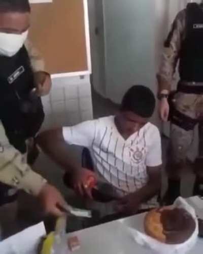 День рожденья - грустный праздник. В Бразилии нельзя арестовать до 18 лет. Этот парень был арестован в 18 лет, поэтому копы спели ему поздравления с днем ​​рождения.