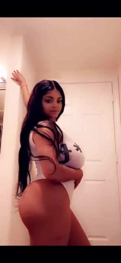 Damn she&rsquo;s thick af