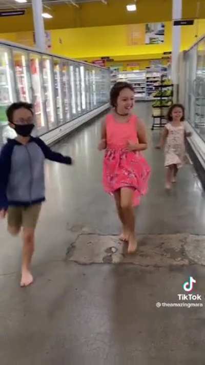 A mom who doesn&rsquo;t believe in wearing shoes