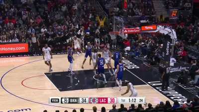 [Highlight] Blake Griffin dunks it hard