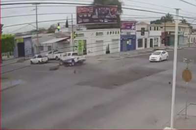 Sucedi&oacute; el d&iacute;a de ayer en Sonora. Podemos enumerar todas las cosas mal en este video? Empezando por la falta de casco de ambas partes en la moto, exceso de velocidad, no respetar el sem&aacute;foro... Alguna otra? 