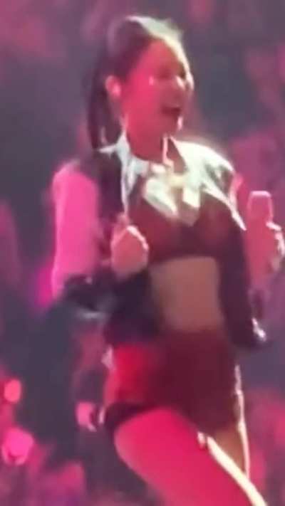 Jennie kim jiggling those tits