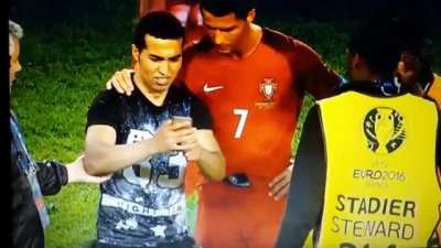 This superstar waiting for his fan&rsquo;s phone to work