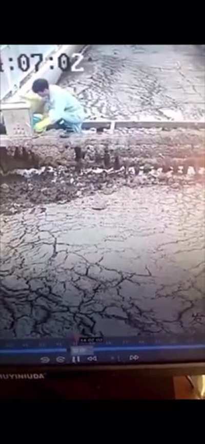 China: Worker is spun by a tilling machine and drowns in mud simultaneously