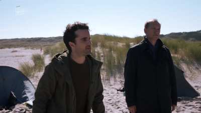 Anna-Lena Schwing &amp;amp; others - Nord Nord Mord S1E11: Sievers und die t&ouml;dliche Liebe (DE2020) (1/2) - eco-activists on the beach
