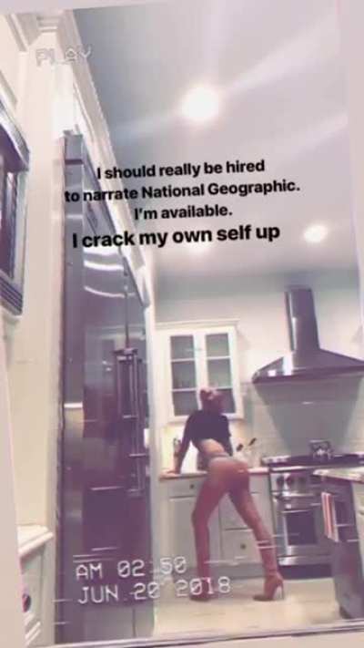 Iggy Azalea twerking in her kitchen