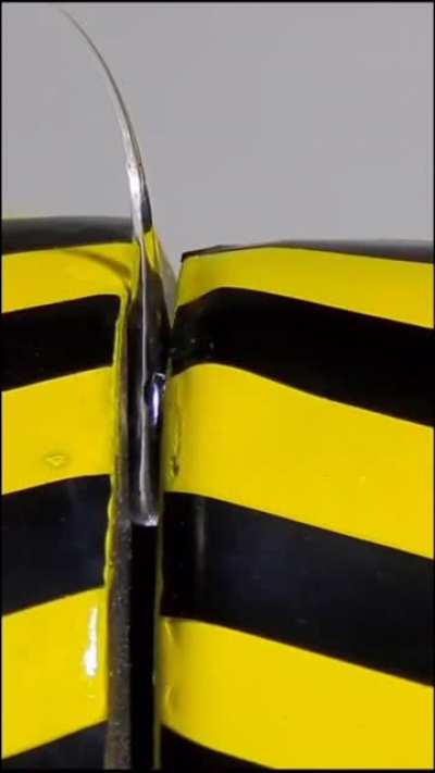 Prince Rupert&rsquo;s drops vs Hydraulic Press