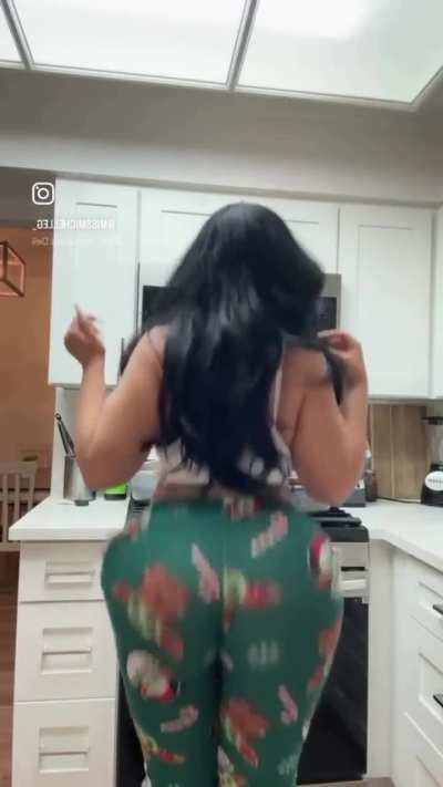 1 or 2 ⁉️ Big Booty Auntie VS Big Booty Niece 