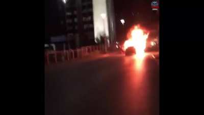 Bir vatandaş, İsrail'in saldırılarını kınamak i&ccedil;in İstanbul'daki İsrail Başkonsolosluğu &ouml;n&uuml;nde arabasını yaktı.